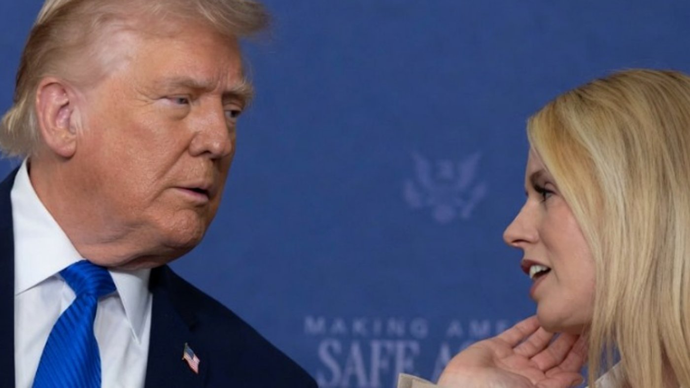 Trump and Advisor in Serious Discussion