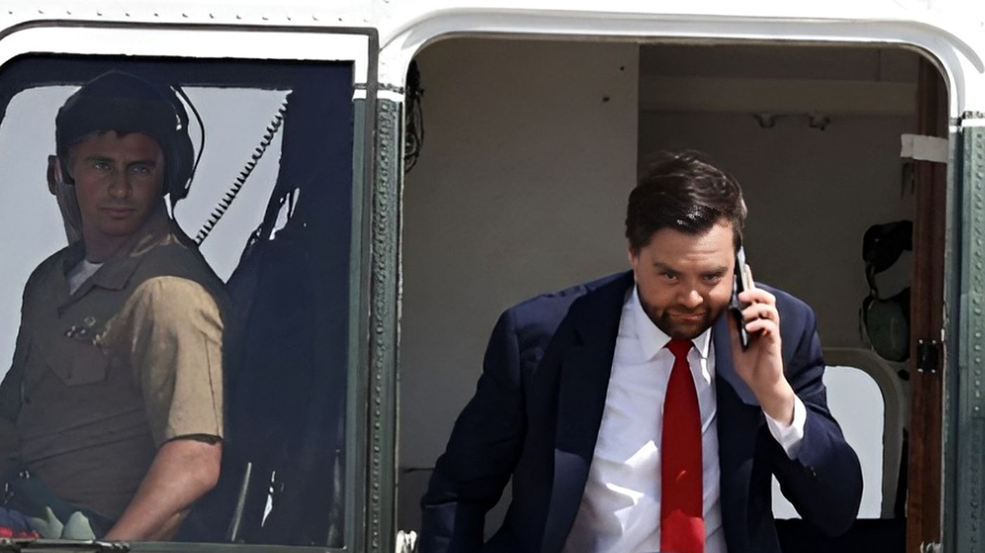 ✅ JD Vance steps off the helicopter with military salute
