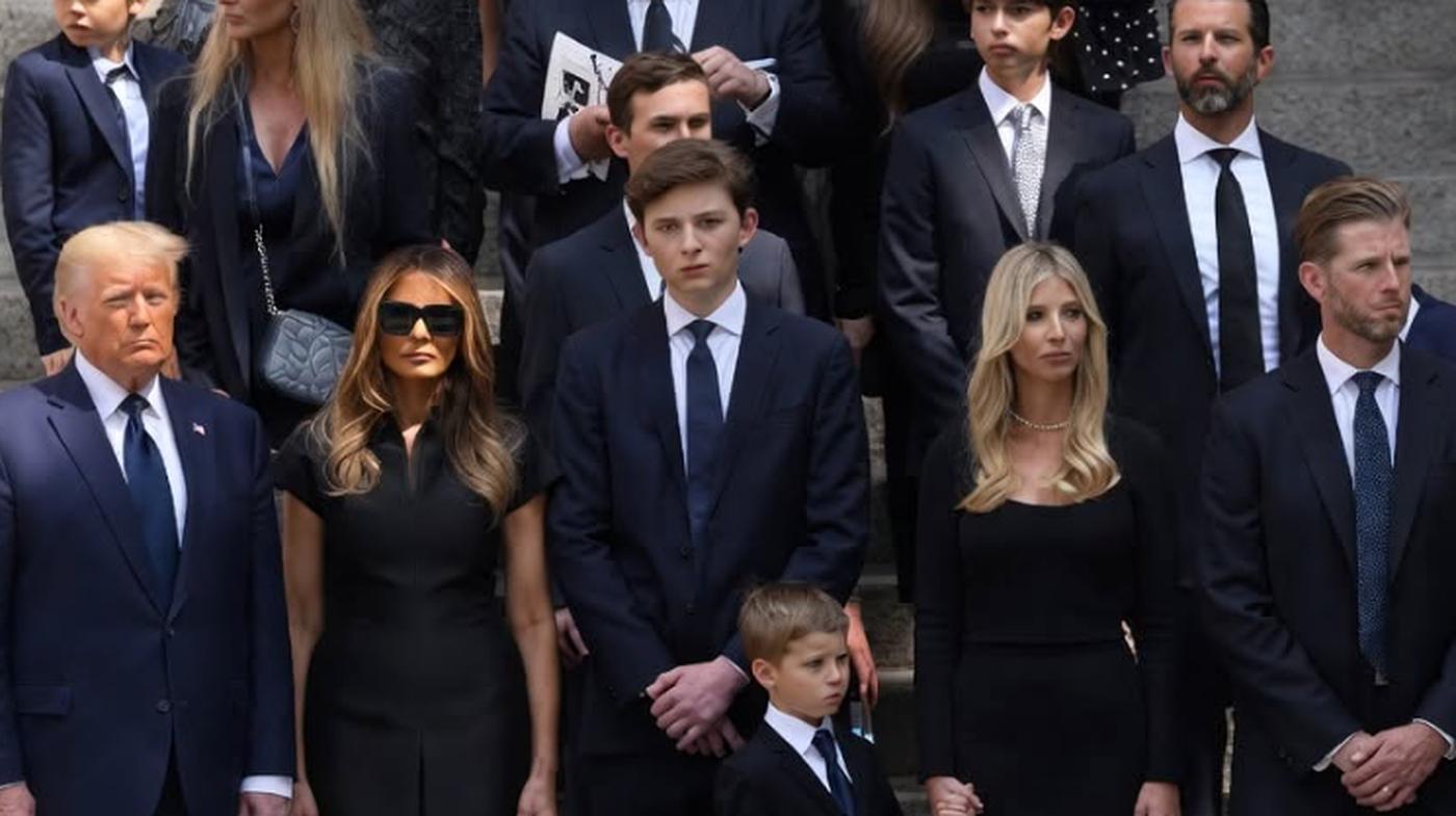 👉 Trump family group portrait on stairs with Donald and Melania Trump