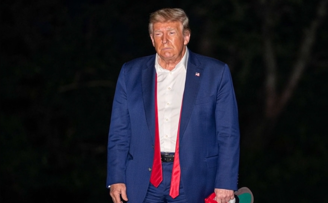 😯Late-Night Sighting: Trump Spotted With Mysterious Item