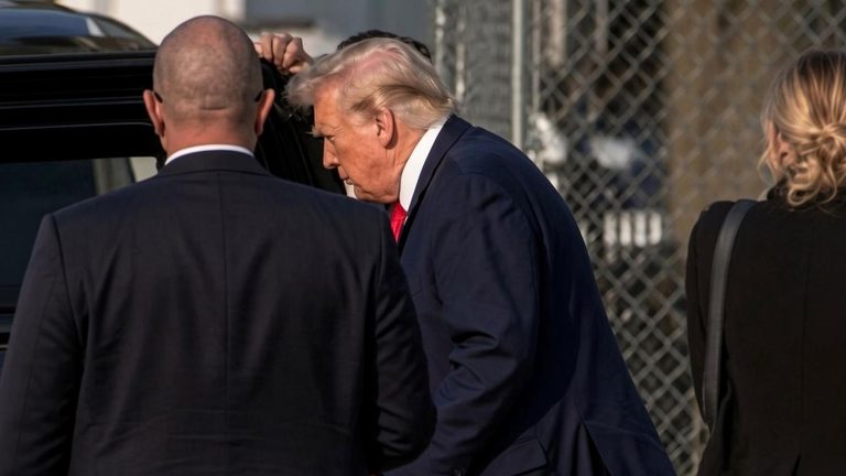 😯 Trump FALLS AGAIN! — White House Doctor Breaks Silence!.